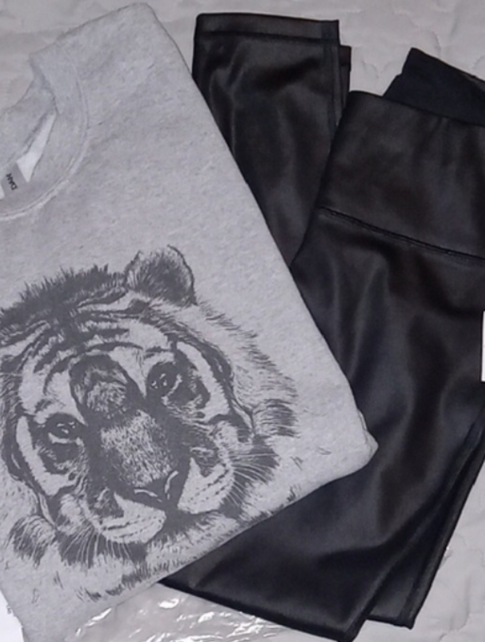 GAP Womens Black Leggings & Gray Tiger Sweatshirt!! & Free Crossbody!! - Picture 7 of 16